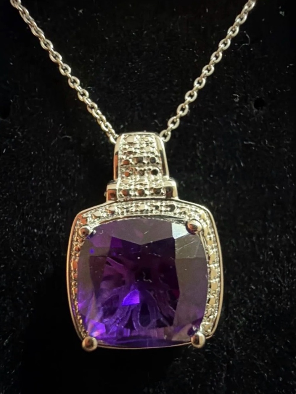 5.85 ct Amethyst Pendant Necklace - on sterling silver 925
